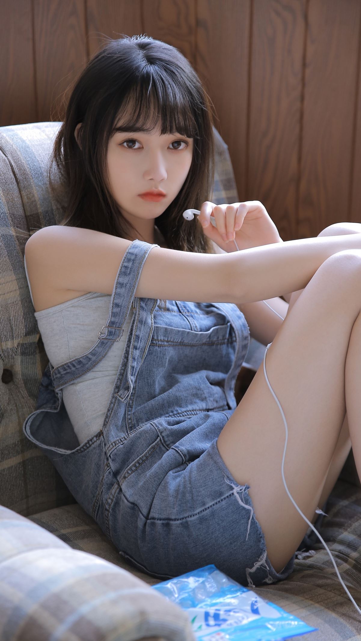 背带牛仔裤美女宋昕冉 居家写真4k手机壁纸