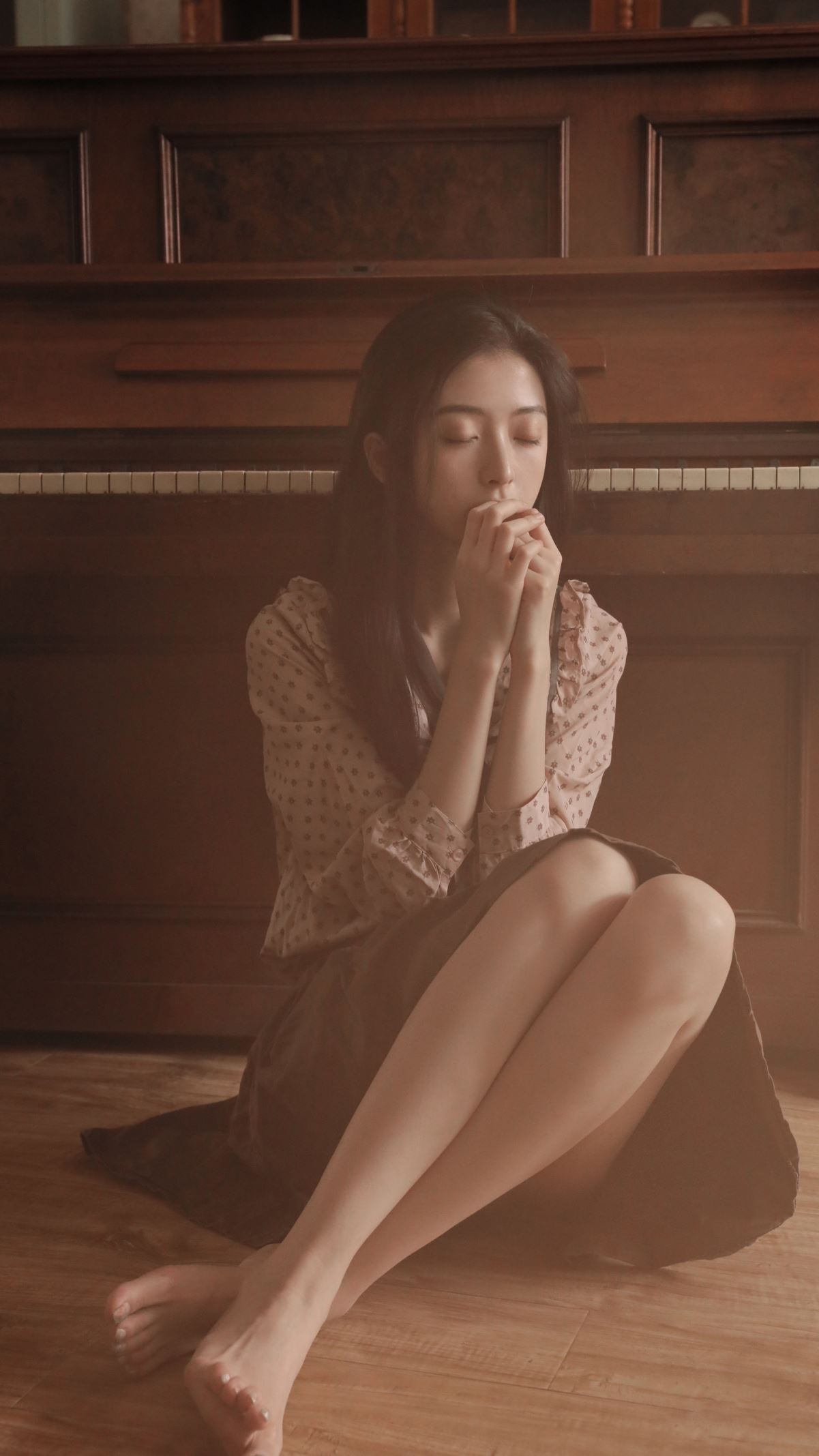 坐在地板上的美女 裙子 唯美闭眼 4k手机壁纸竖屏美女