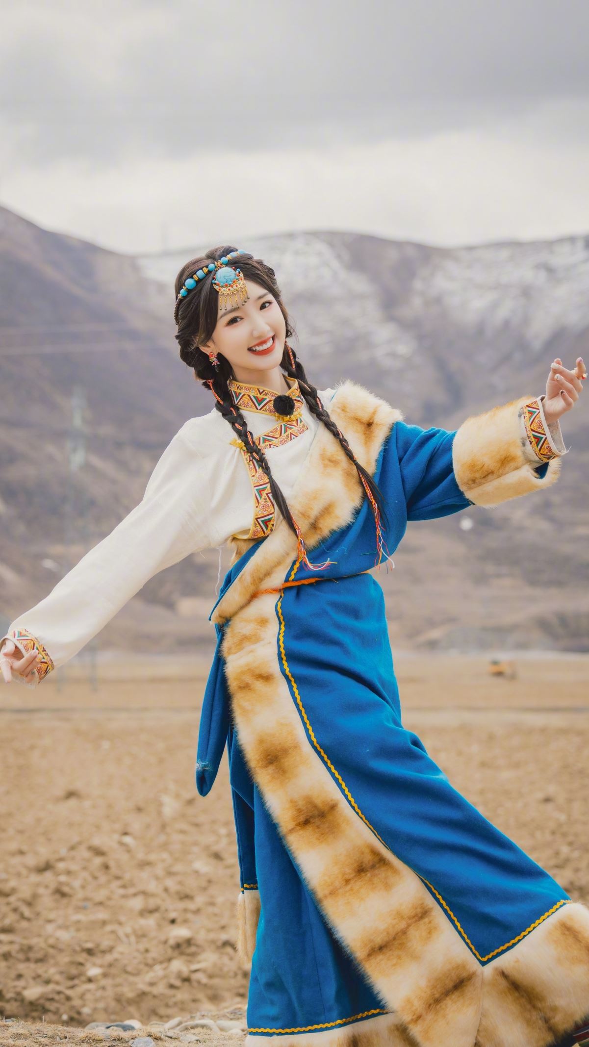毛晓彤 藏服 少数民族服饰美女 4k手机壁纸