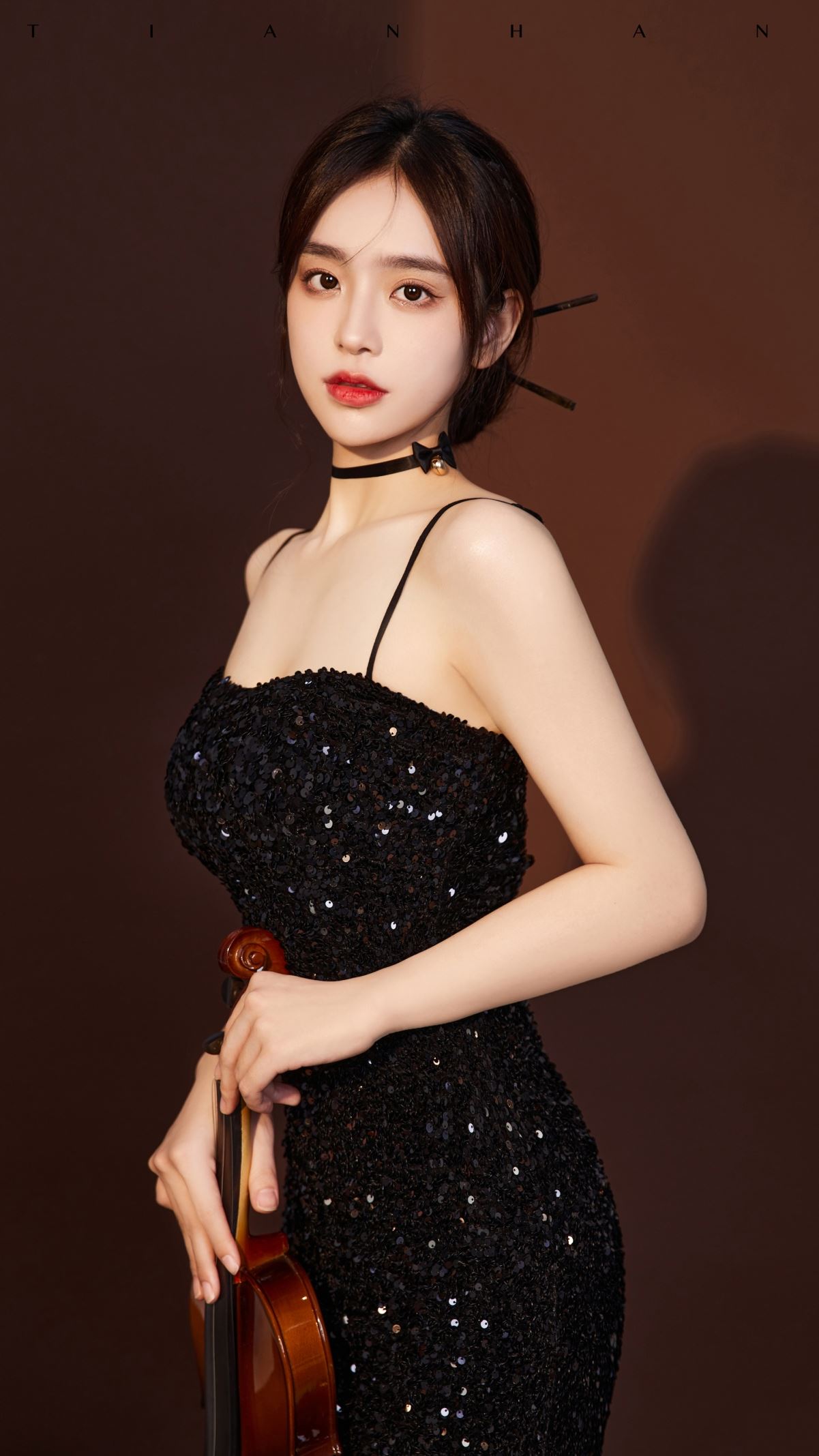 美女 黑色裙子 小提琴 高清4k手机壁纸2160x3840