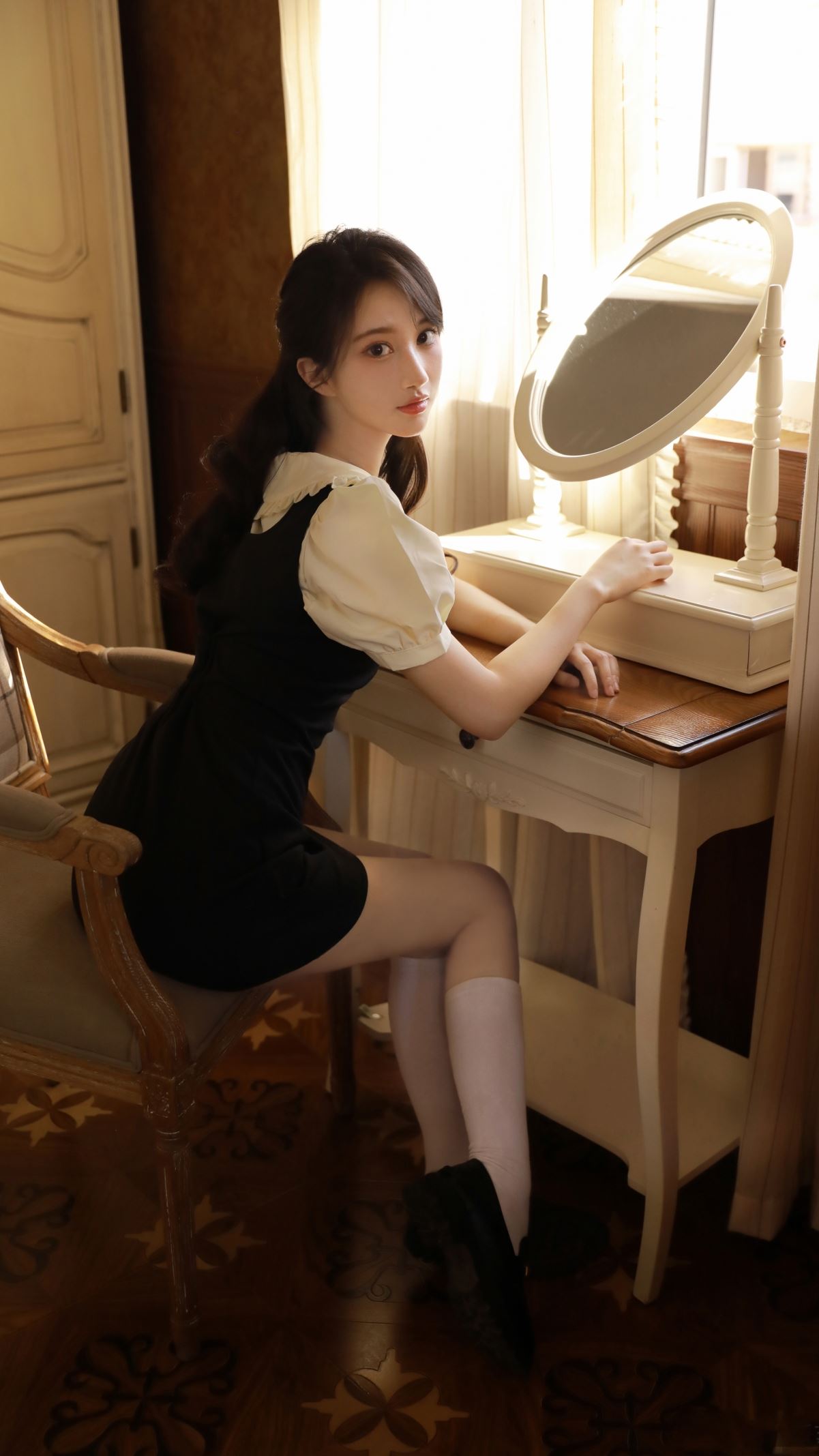 坐在梳妆台的美女 长筒袜 4k美女手机壁纸
