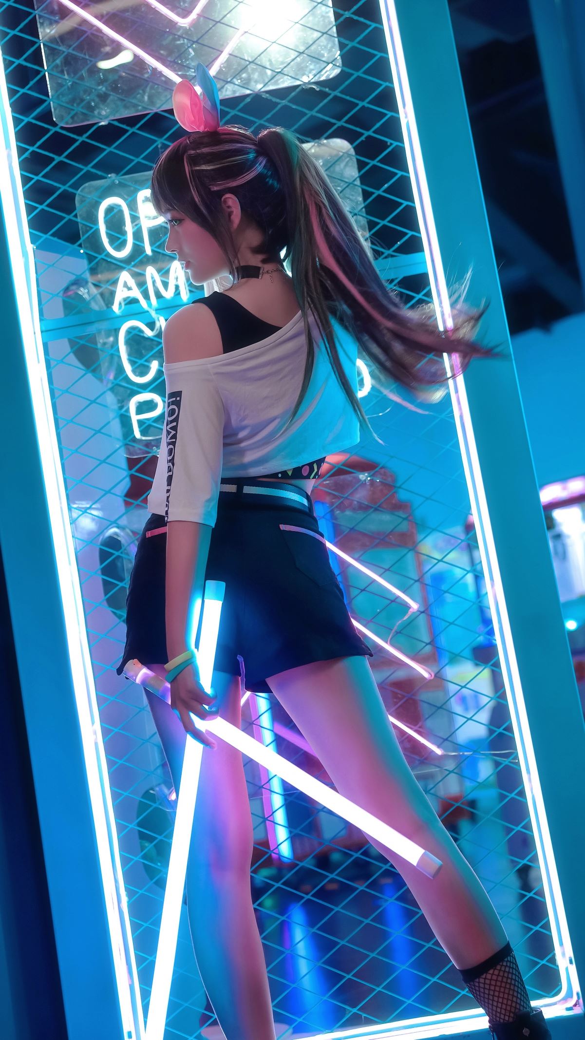 科幻少女 背影 白色荧光棒4k手机壁纸竖屏美女2160x3840