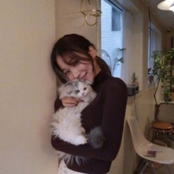 抱着宠物猫或狗狗的女生头像